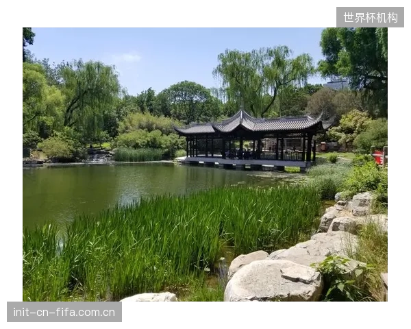 英足总后勤团队精确规划跨时区飞行方案，通过定制化的营养与理疗计划，最大限度降低球员因赛区转移产生的疲劳累积。